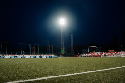 освещение футбольного стадиона улучшилось после модернизации